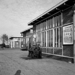 857684 Gezicht op de perronzijde van het N.S.-station Waddinxveen te Waddinxveen, met bedientoestel voor wissels en seinen.